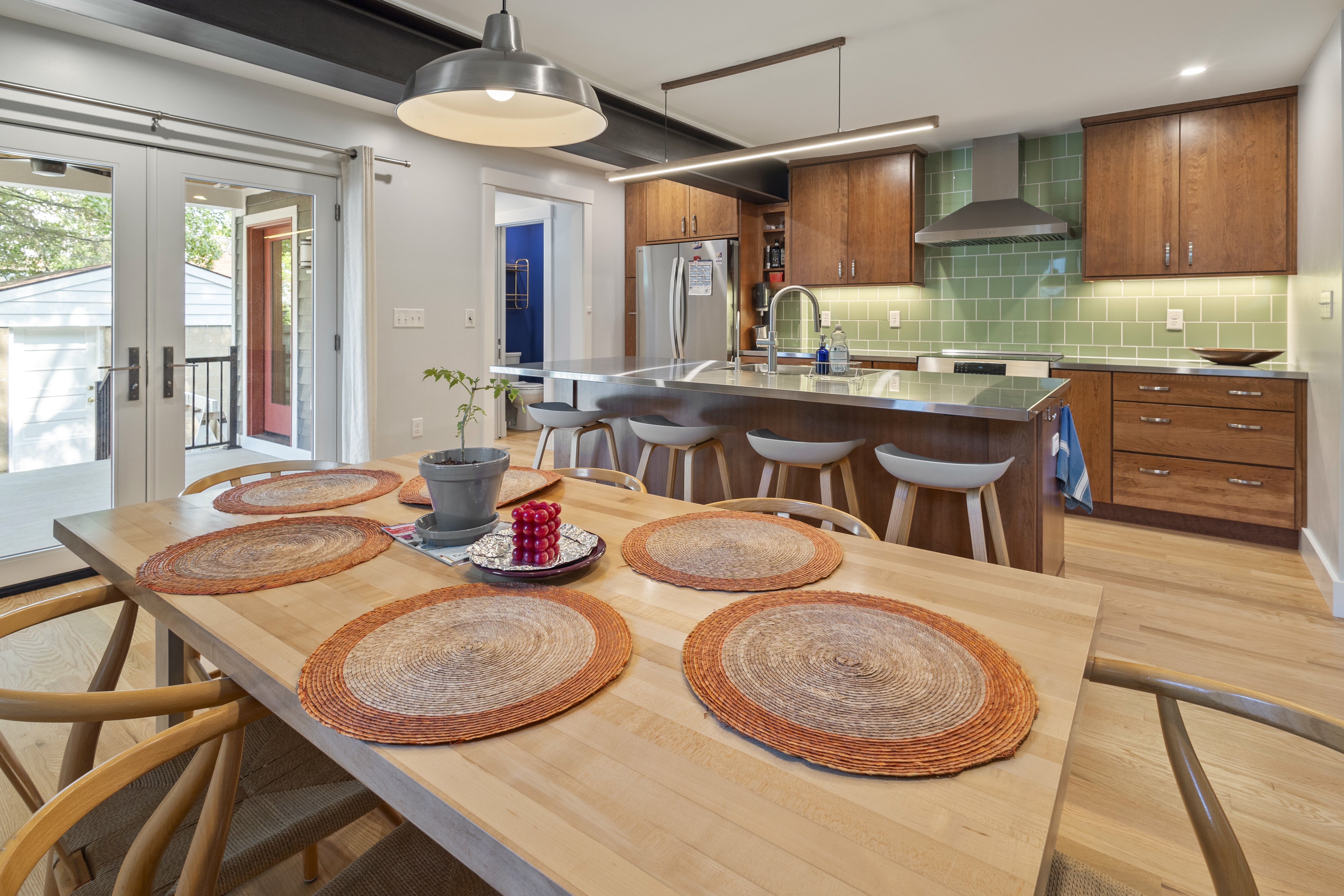 Modern Industrial Kitchen Remodel: A Blend of Sleek Design and Functional Elegance